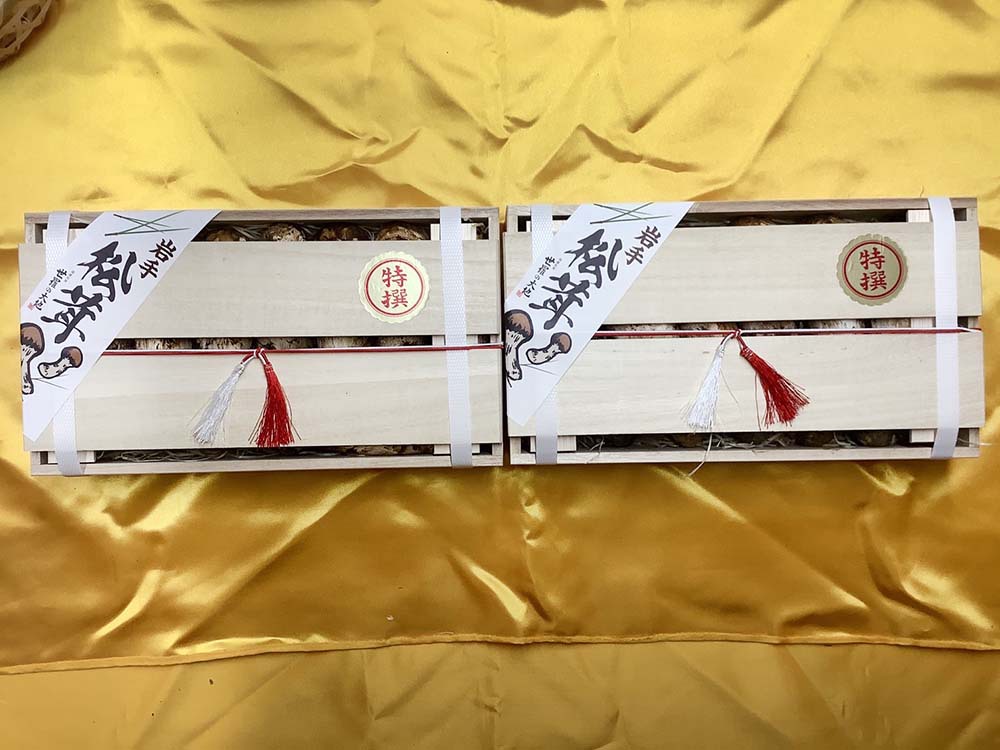 法人さまご依頼松茸の金の外装の写真