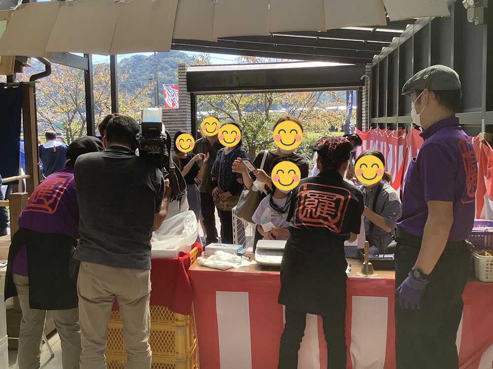 掴み取りの風景 テレビ局の取材が入った写真