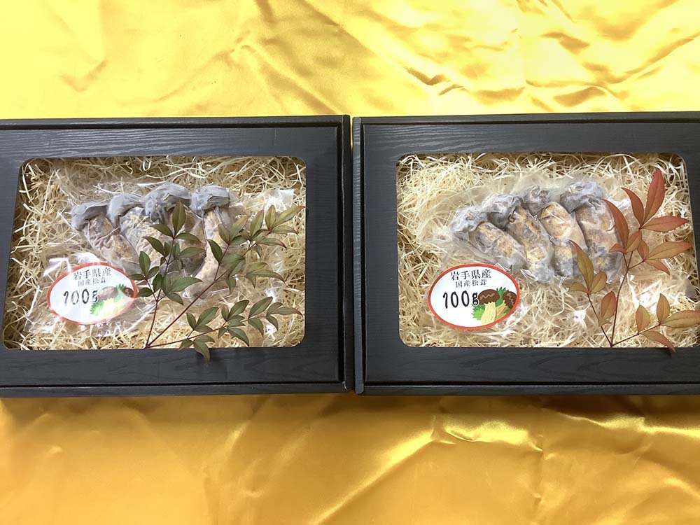 冷凍国産松茸100g 黒木目調化粧箱入りの写真