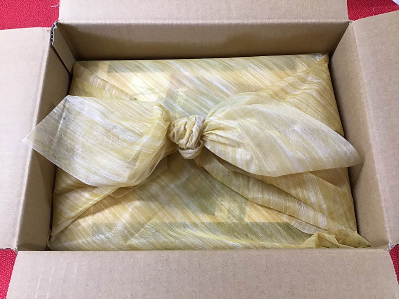 華の風呂敷包みの写真