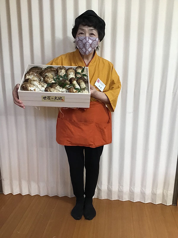 極と看板娘のお姉さんの写真