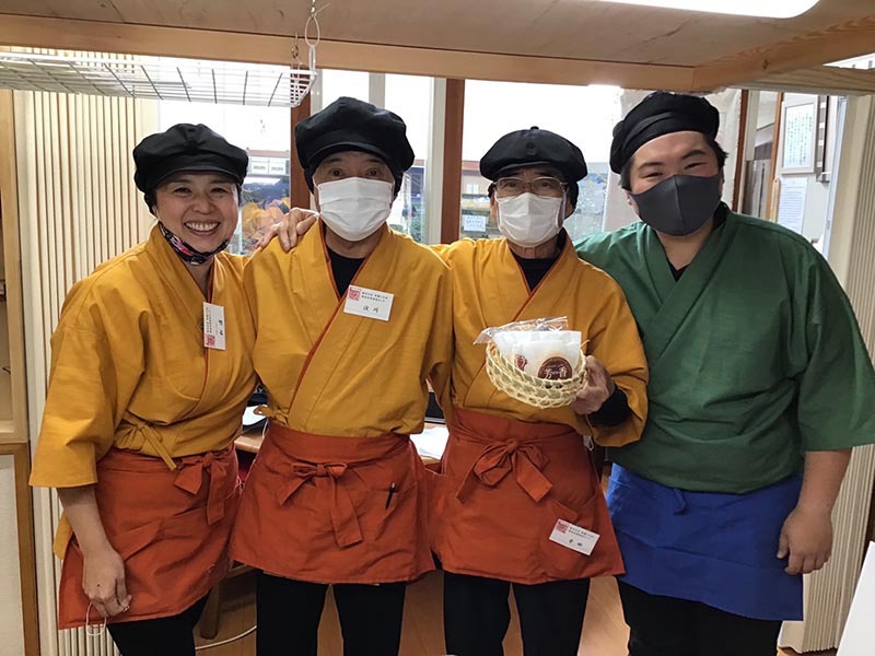 「プチギフト!初めての冷凍国産松茸」と記念撮影