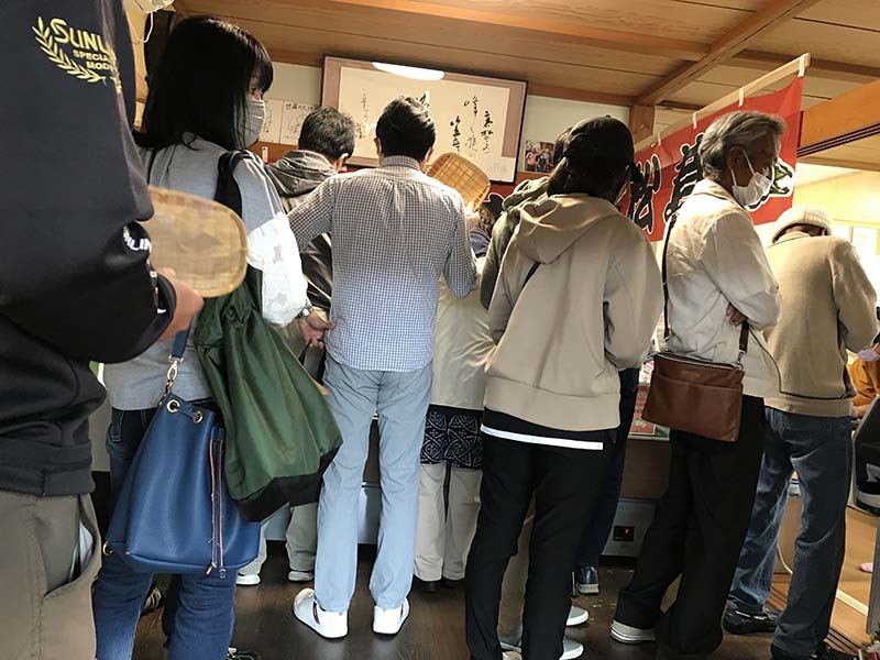 第11回冷凍国産松茸つかみ取りの様子の写真