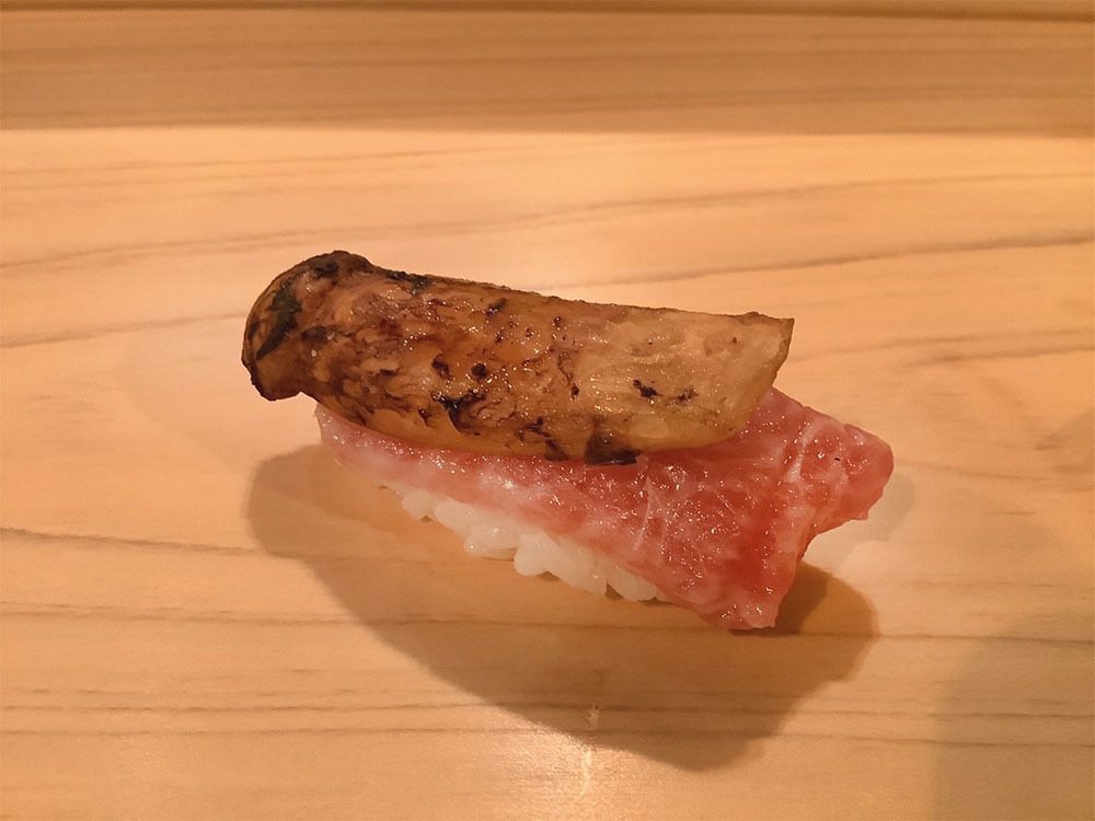 トロと松茸のにぎりの写真