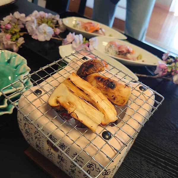 冷凍の国産松茸の焼き松茸の写真