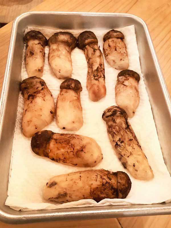 冷凍の国産松茸 竹割カットの写真